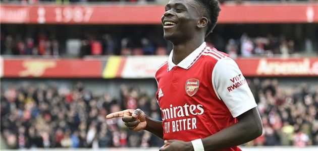 ذا صن: آرسنال يستعد لإعلان تجديد عقد ساكا بأعلى راتب في الفريق